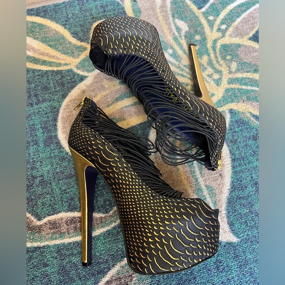 LONDON TRASH - Size 8 LT. CRUSH Gold and black leather platform heels - Picture 11 of 16